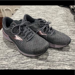 Womens Brooks Adrenaline 21. Size 9.5 . Worn once.